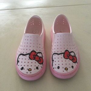 Size 3 big girl pink Hello kitty Native shoes